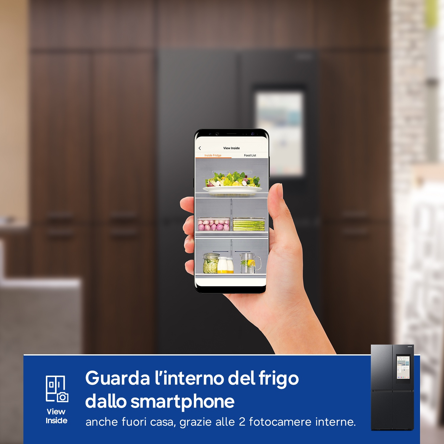 Una mano tiene uno smartphone che mostra l'interno di un frigorifero.