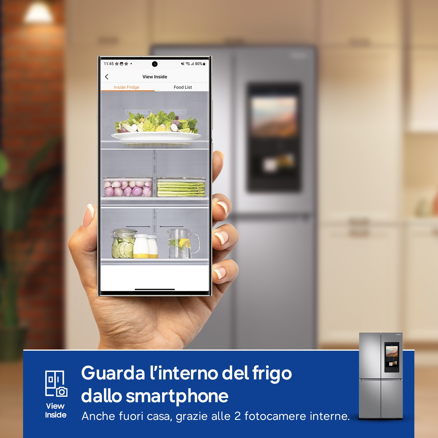 Una mano tiene uno smartphone che mostra il contenuto del frigorifero. Un frigorifero sullo sfondo.