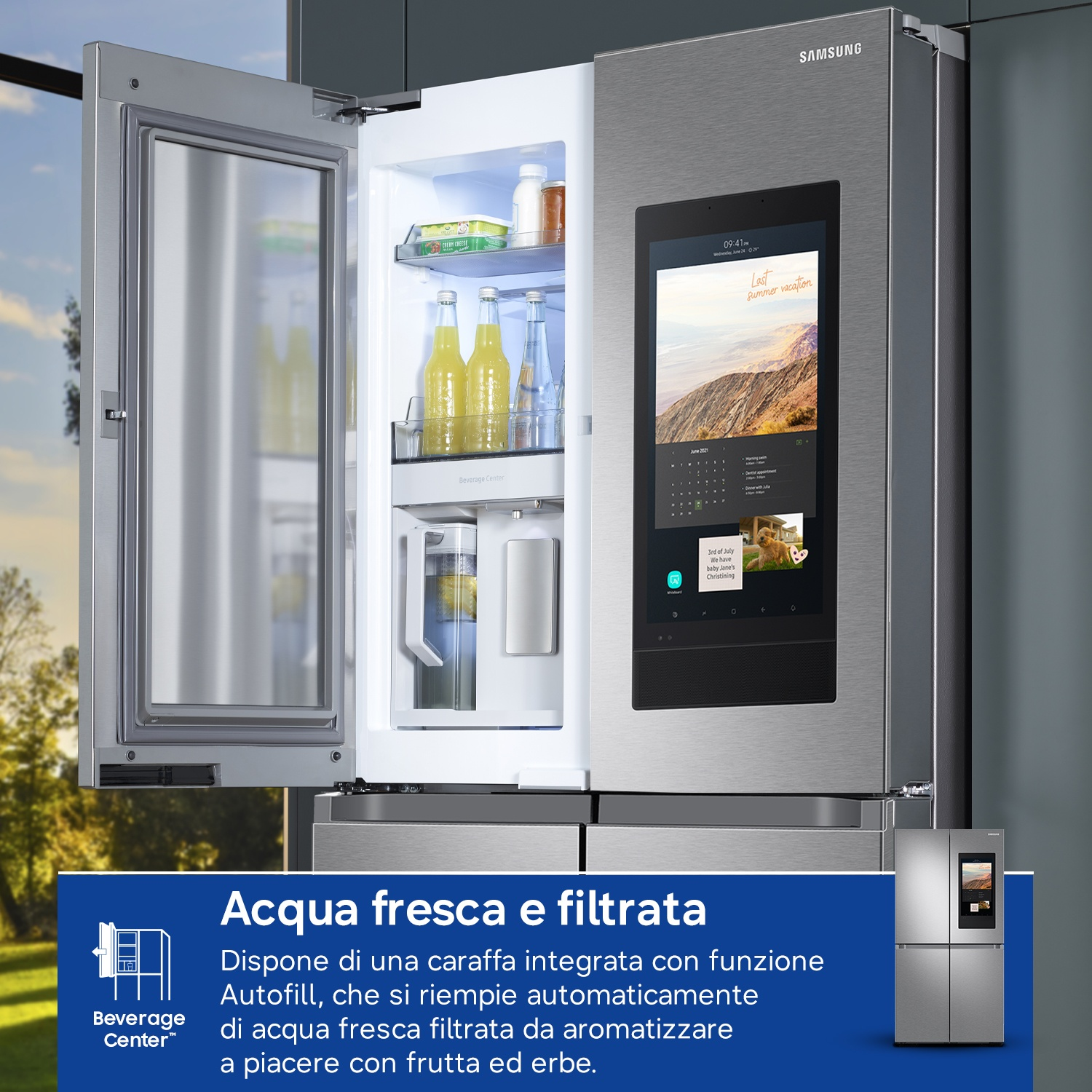 Frigorifero Samsung con touchscreen, porta aperta mostra bevande e alimenti.