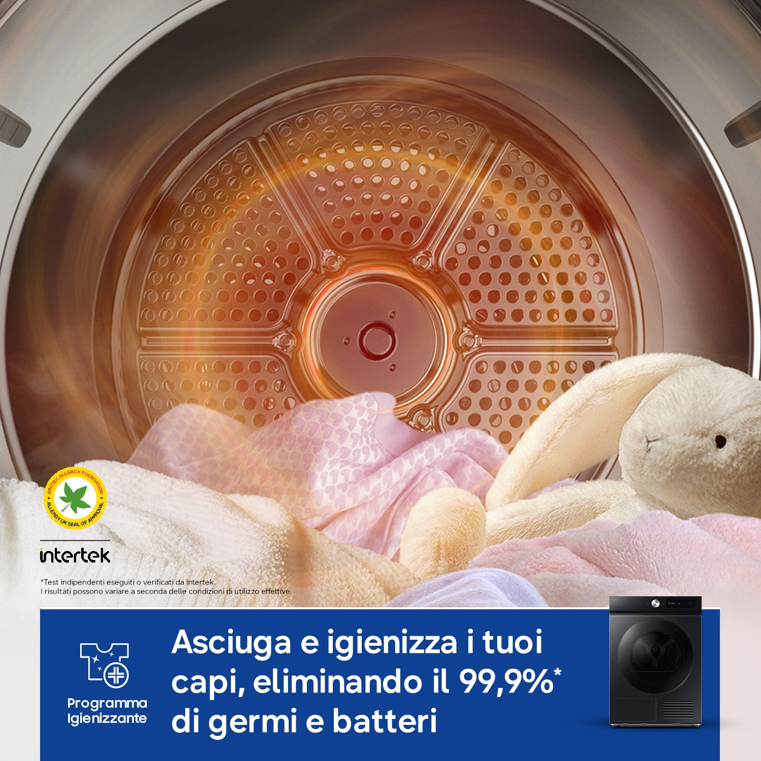 Interno di asciugatrice con vestiti, coniglietto e certificazione Intertek.
