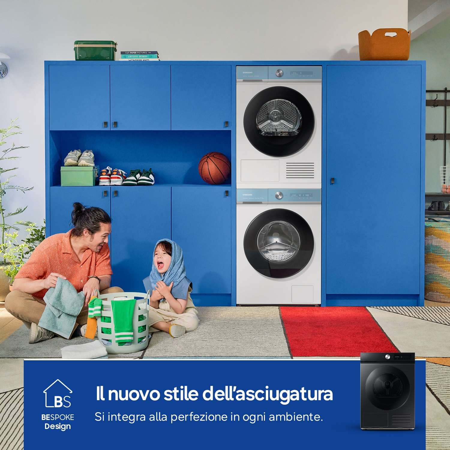 Padre e figlio ordinano il bucato davanti a un armadio blu con lavatrice e asciugatrice.