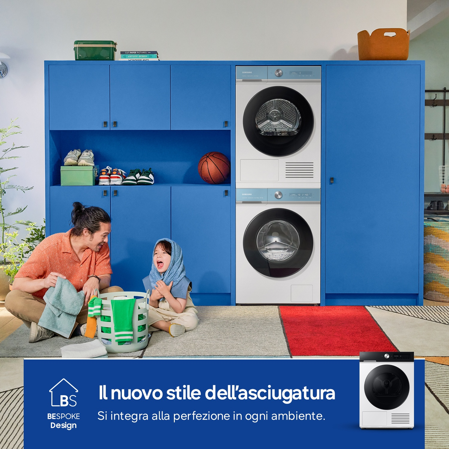 Un uomo e un bambino ordinano il bucato davanti ad armadi blu con lavatrici.
