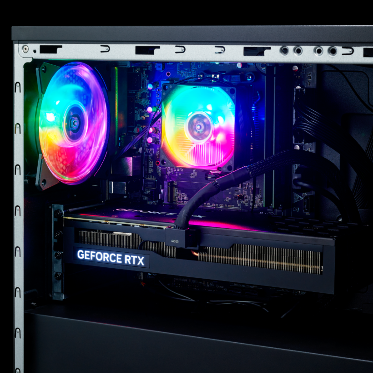 Una caja de PC con ventiladores RGB y una tarjeta gráfica GeForce RTX.