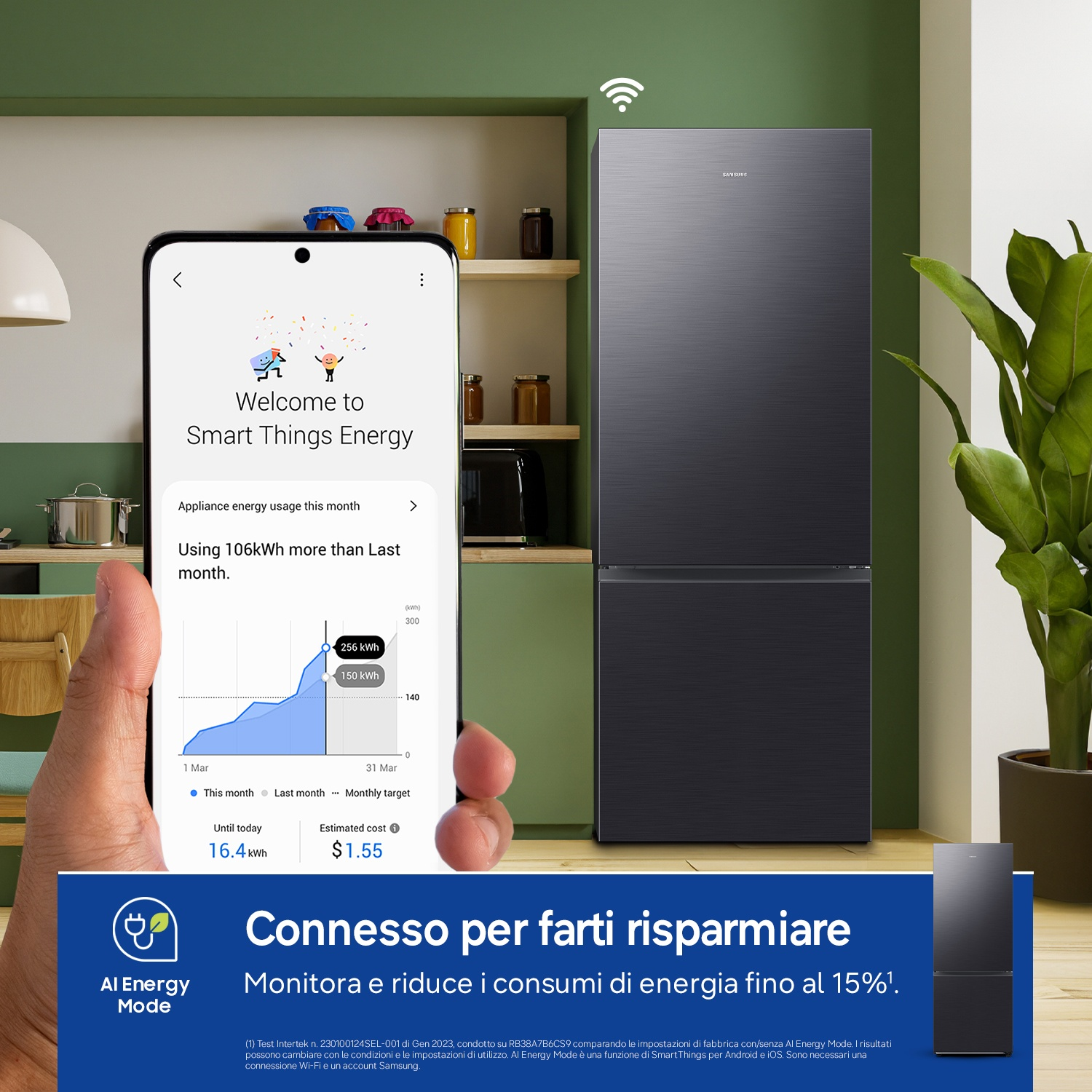 Uno smartphone mostra un'app di gestione energetica accanto a un frigorifero.