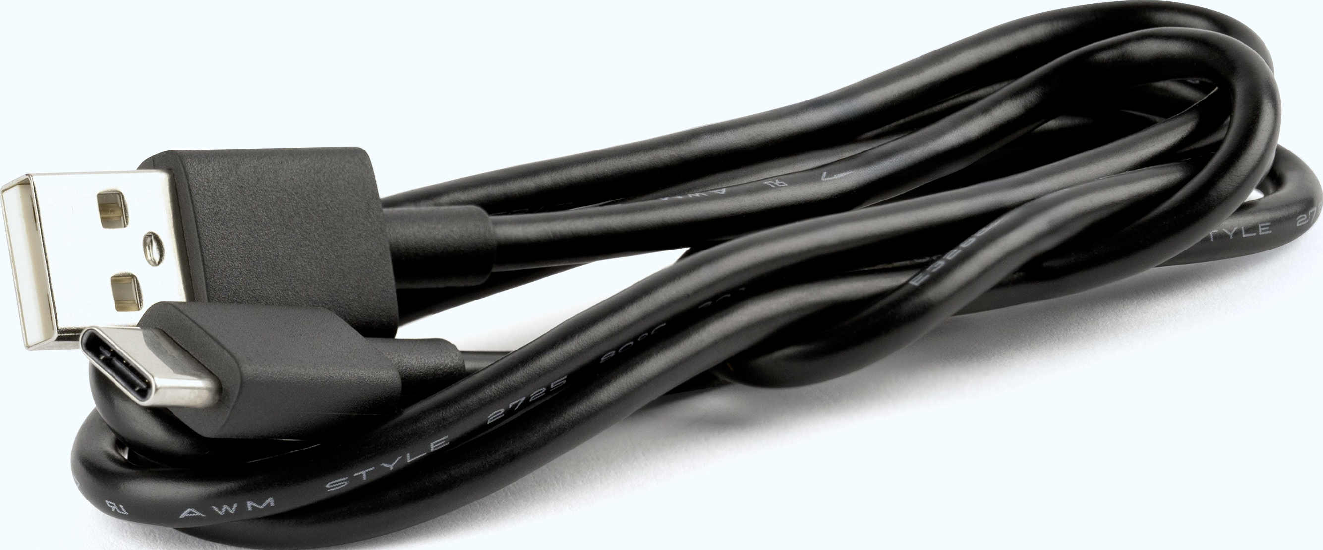 Ein schwarzes USB-A-zu-USB-C-Kabel liegt auf weißem Grund.