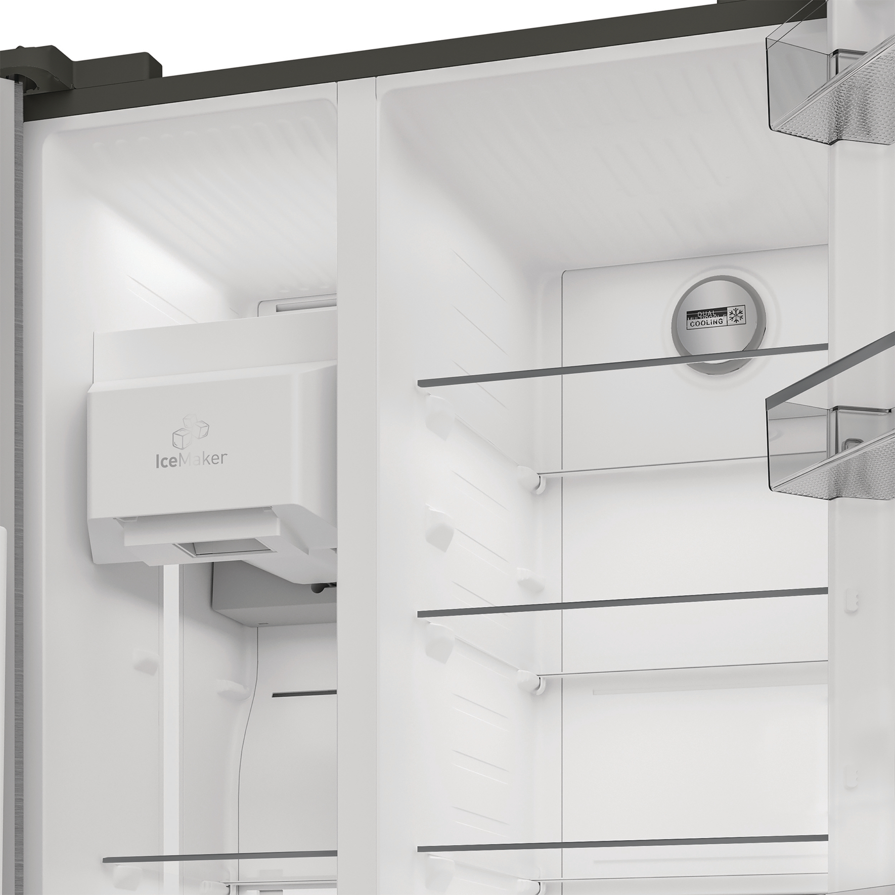 Innenansicht eines Kühlschranks mit Eiswürfelbereiter und Dual-Cooling-System.