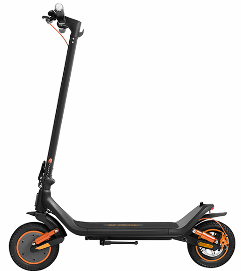 Ein schwarzer Elektroroller mit orangefarbenen Akzenten auf weißem Hintergrund.