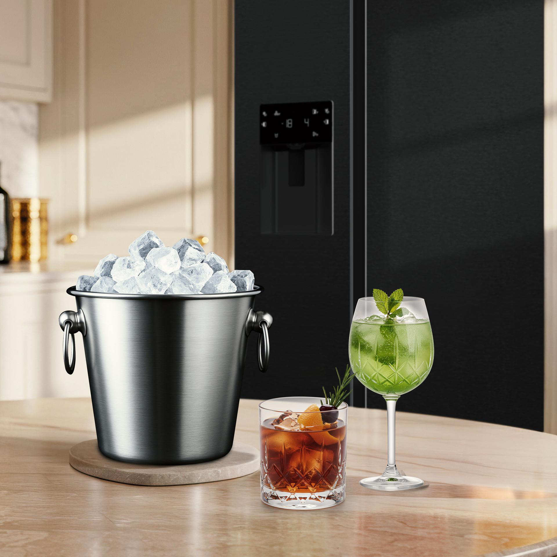 Ein silberner Eiskübel, zwei Cocktails und ein Kühlschrank mit Display.