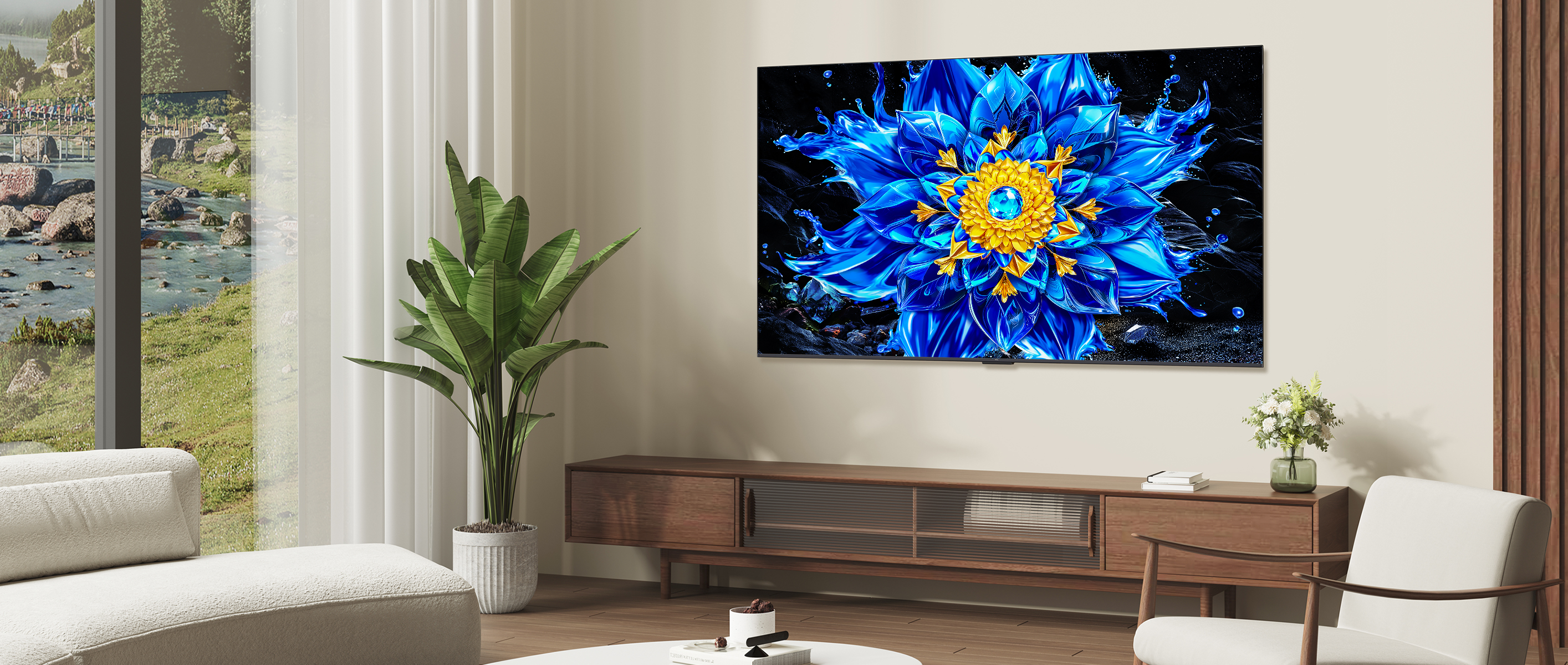 Ein blauer und gelber Blumenabdruck auf einem Fernseher in einem Wohnzimmer.