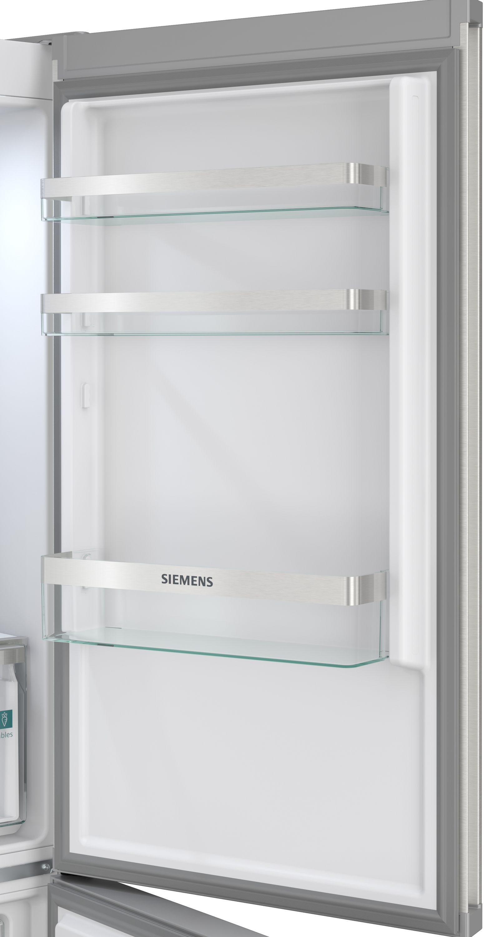 Innenraum eines Siemens-Kühlschranks mit Glasablagen und silbernen Akzenten.