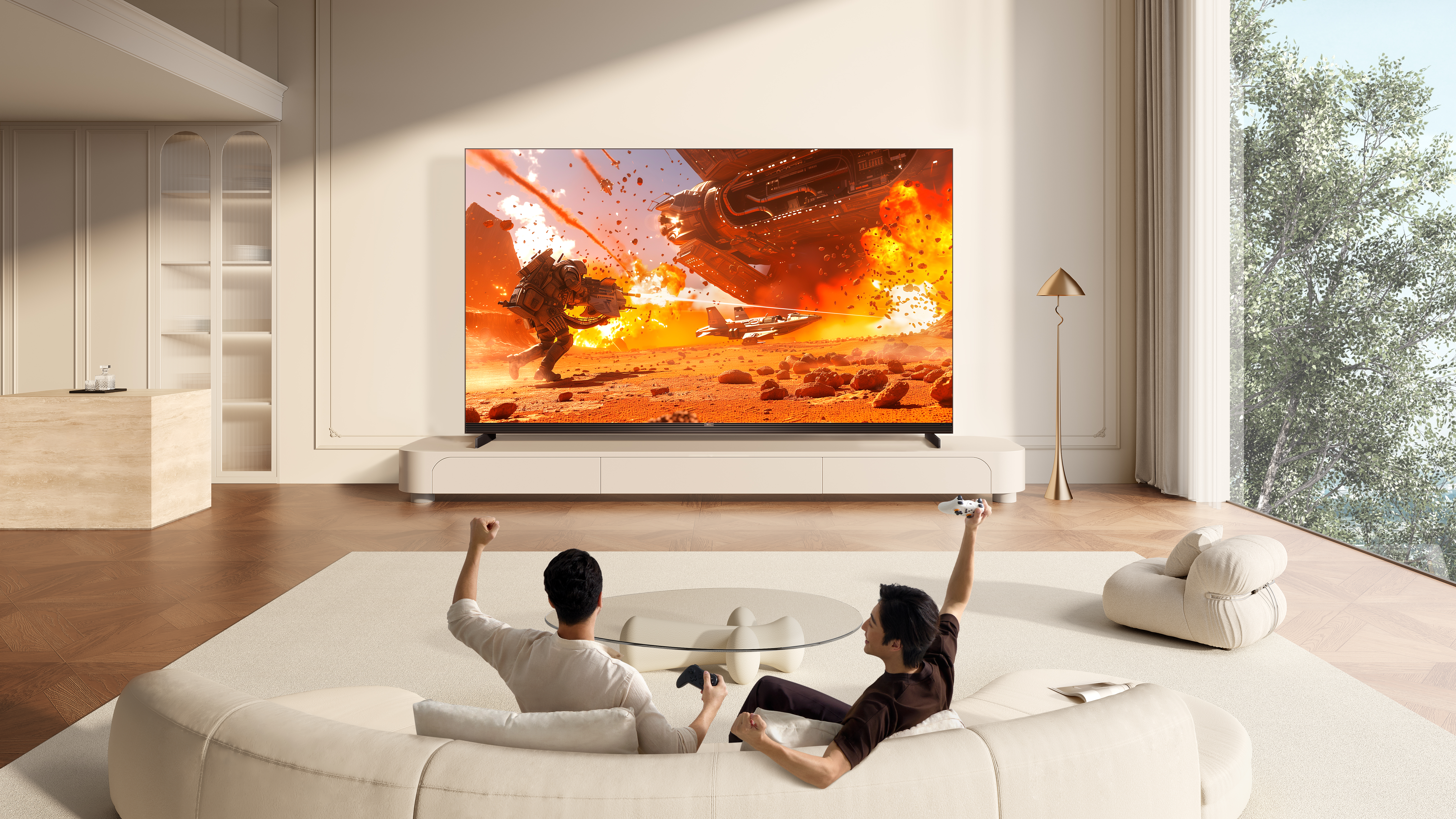 Zwei Männer spielen Videospiele auf einem großen Fernseher in einem modernen Wohnzimmer.