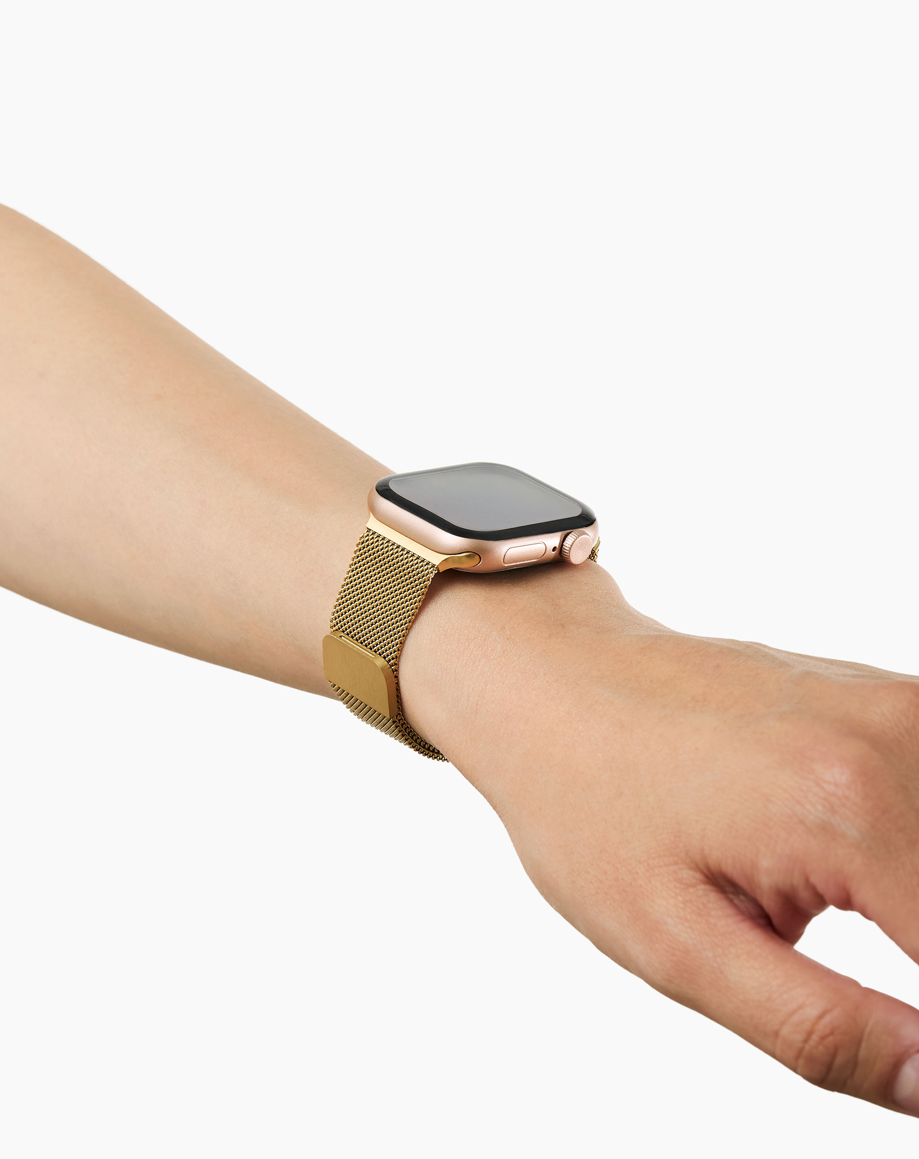 Eine goldene Smartwatch mit Milanaise-Armband an einem Arm.