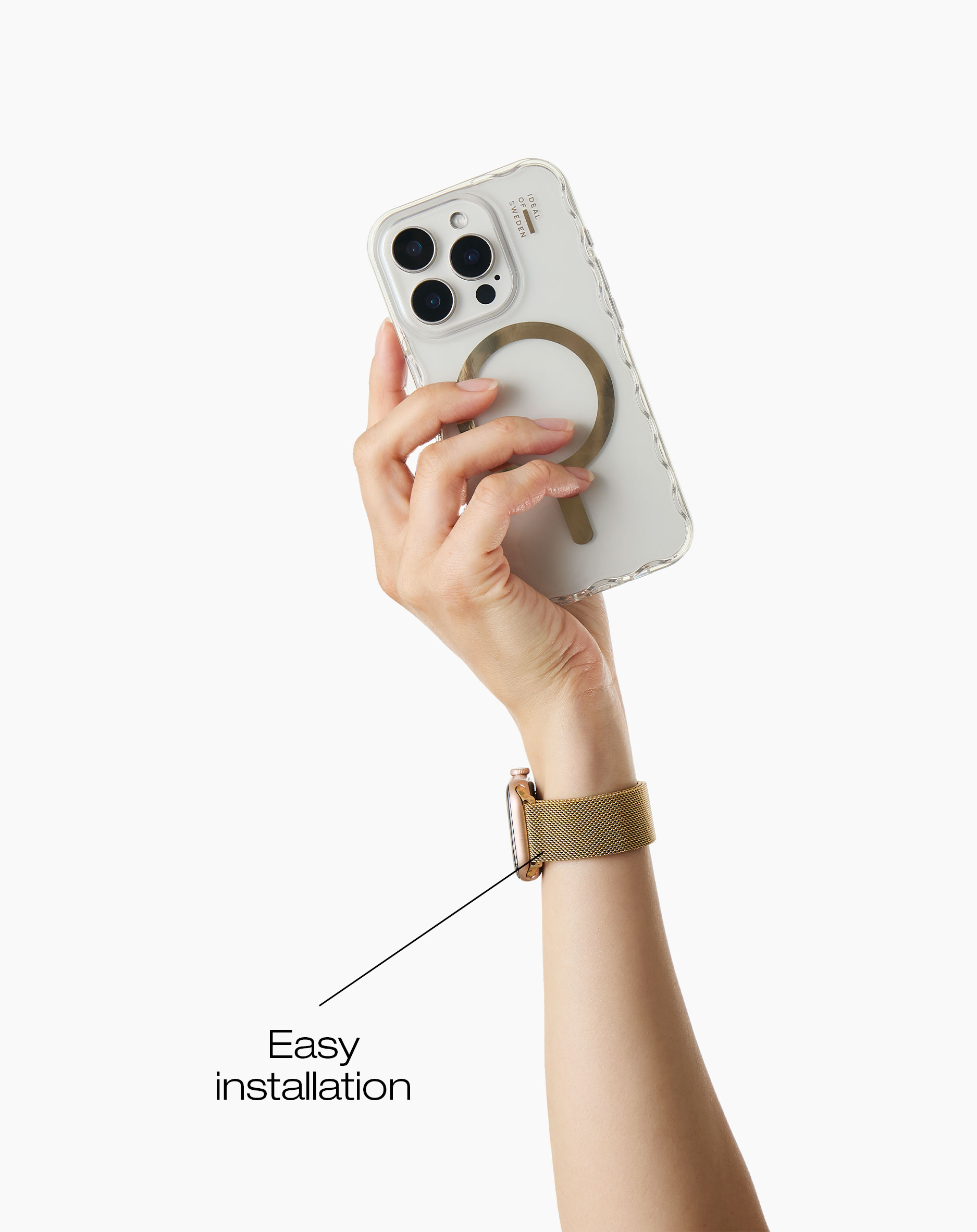 Eine Hand hält ein transparentes Handy mit goldenem Ring. Goldene Uhr am Handgelenk.