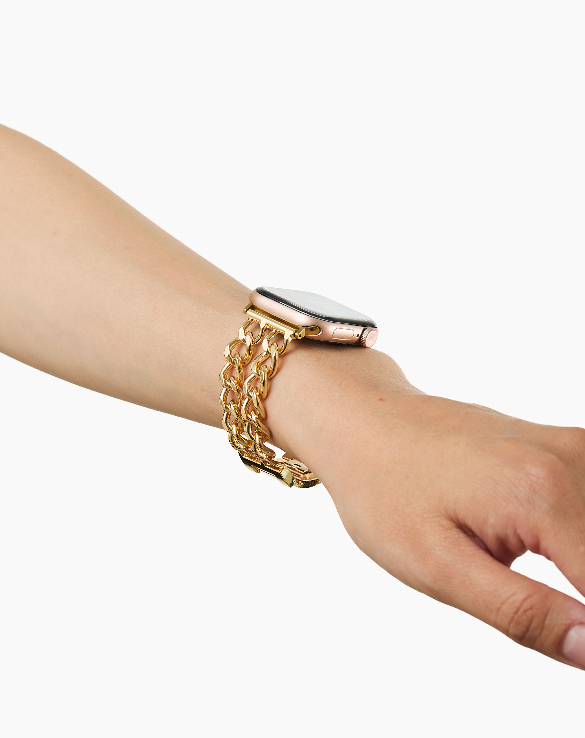 Eine Hand trägt eine goldene Gliederkette mit einer Roségold-Smartwatch.