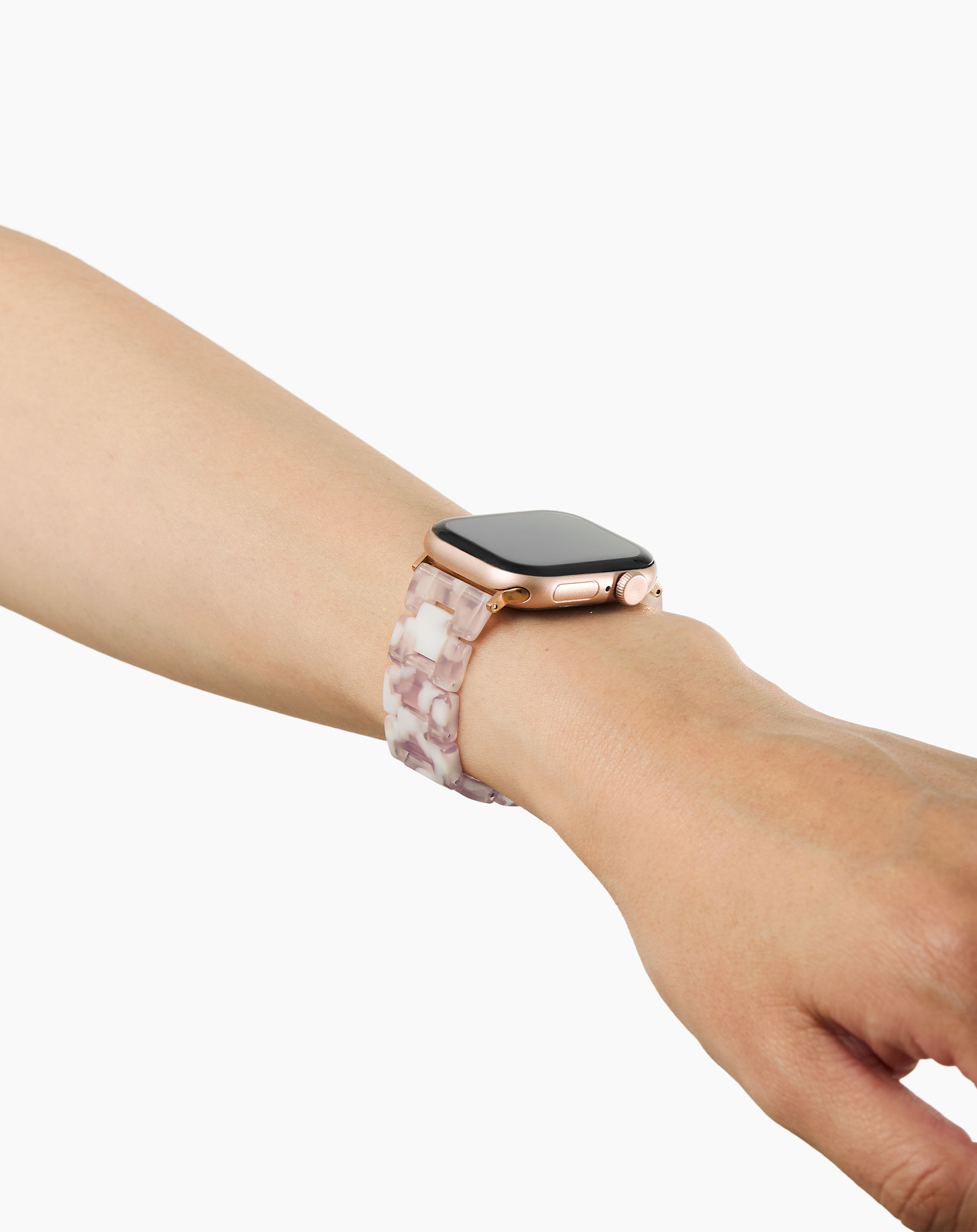 Eine Hand trägt eine goldene Smartwatch mit einem Marmorarmband in Rosa und Weiß.