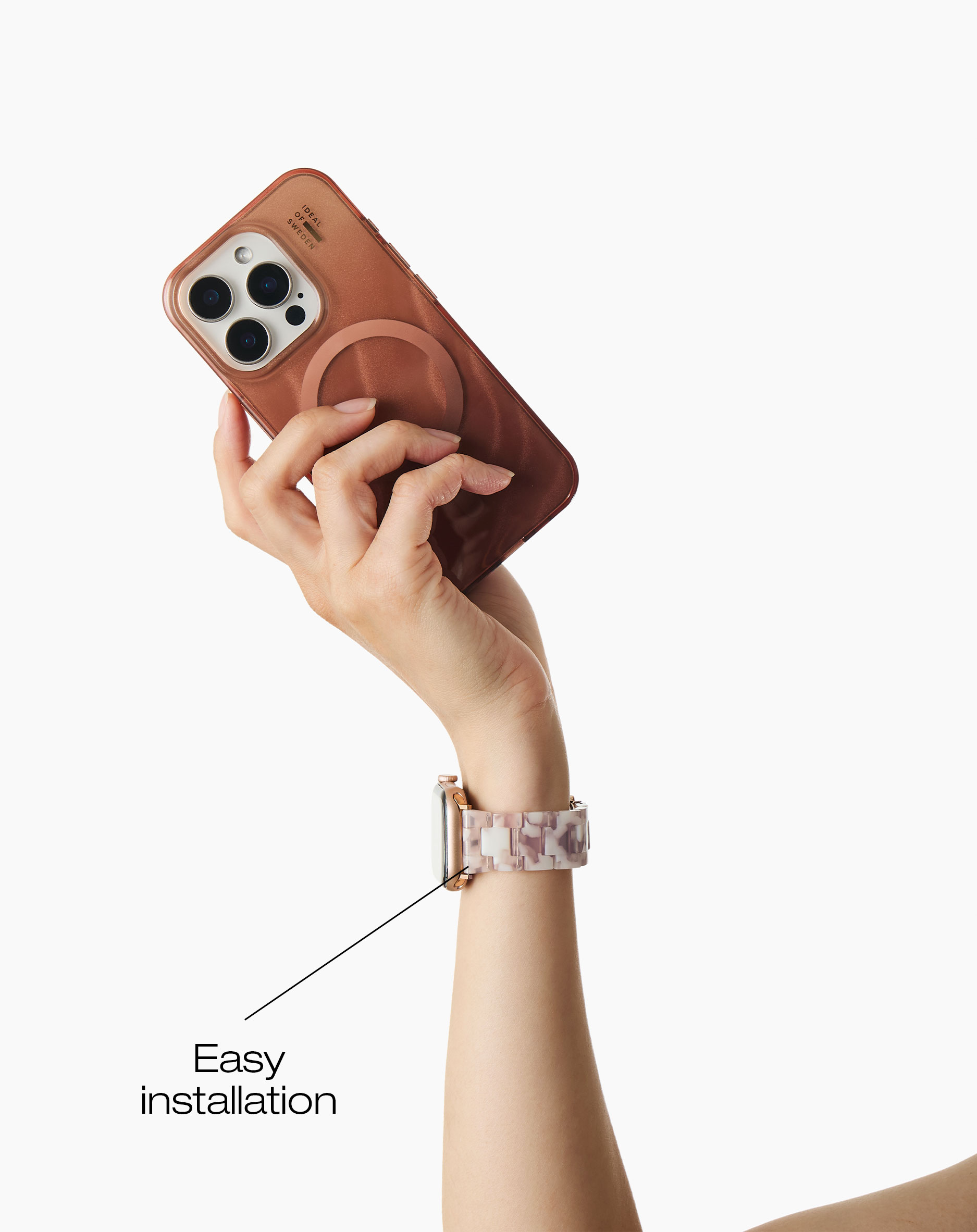 Eine Hand hält ein Handy mit braunem Case und eine Smartwatch mit buntem Armband.