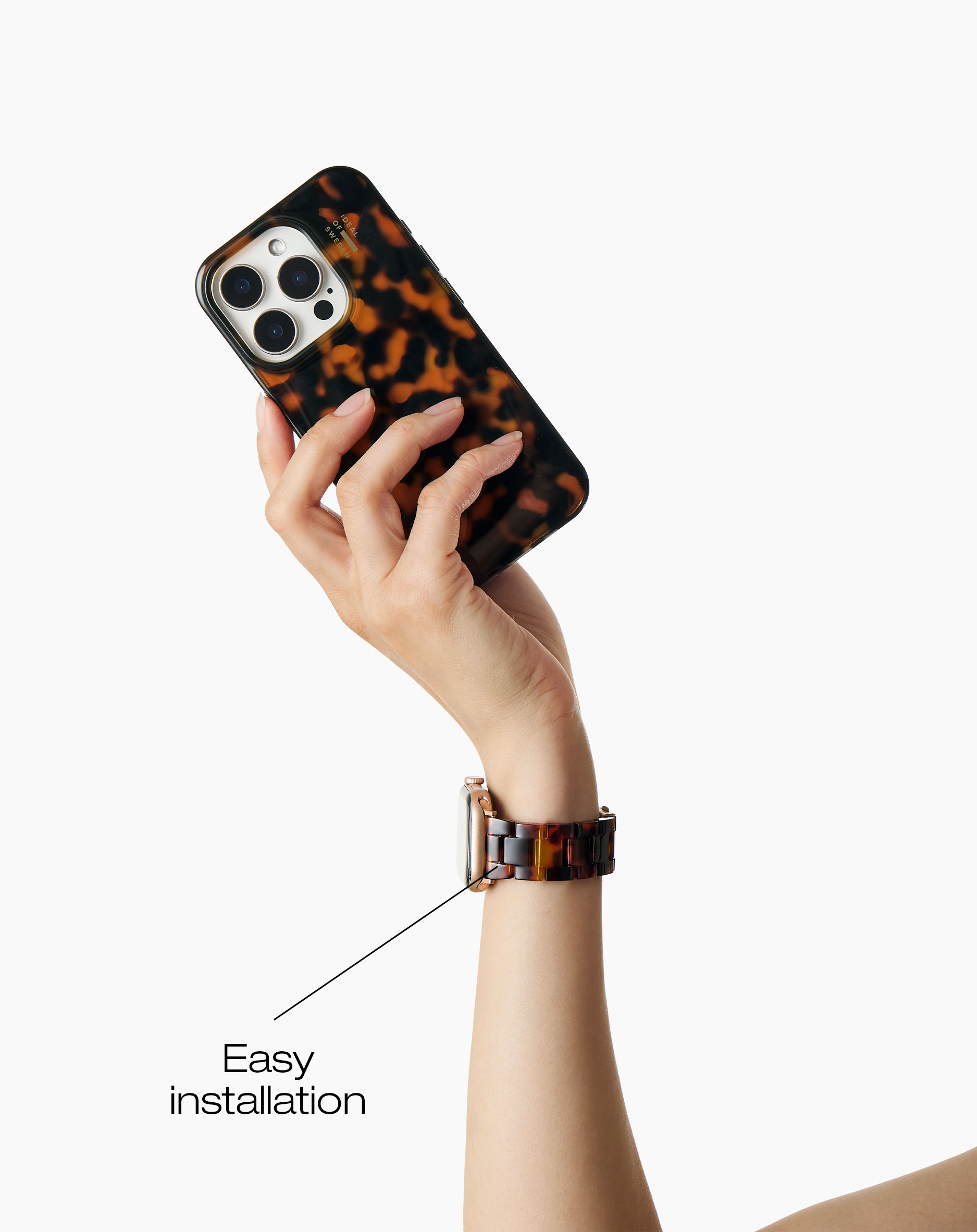 Eine Hand hält ein Handy mit Schildpatt-Muster und eine Apple Watch mit Schildpatt-Armband.