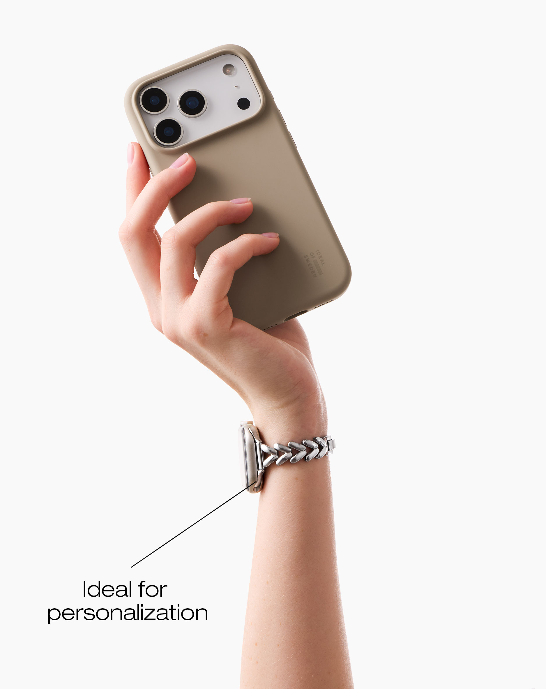 Eine Hand hält ein Handy mit Kameralinsen. Eine Frau trägt eine Apple Watch.