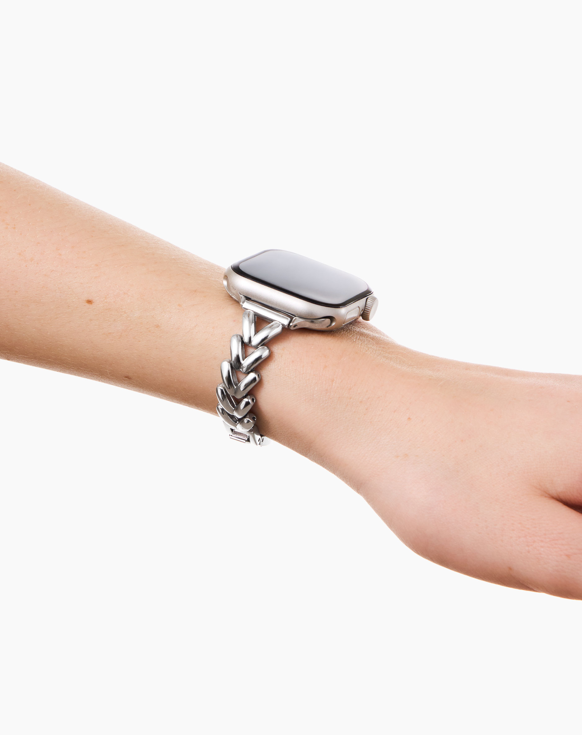 Eine Hand mit einer silbernen Smartwatch und einem Gliederarmband.