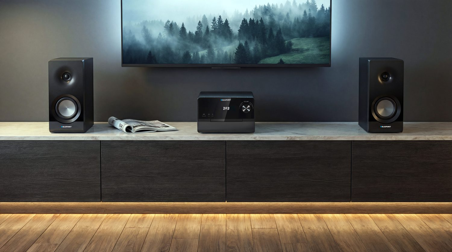 Nowoczesny system stereo z dwoma głośnikami, jednostką centralną i telewizorem.
