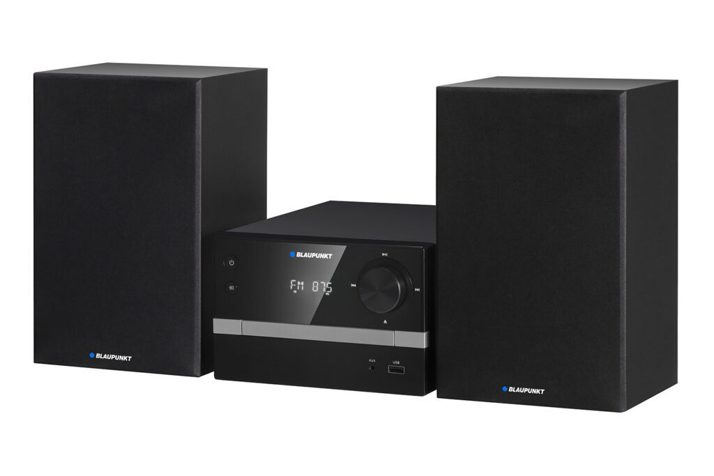 Czarny system stereo z dwoma głośnikami i jednostką centralną wyświetlającą radio FM.