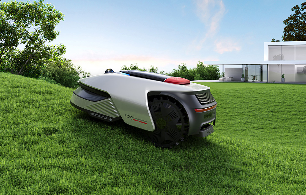Futurystyczny biały robot koszący stoi na zielonym trawniku przed nowoczesnym domem.