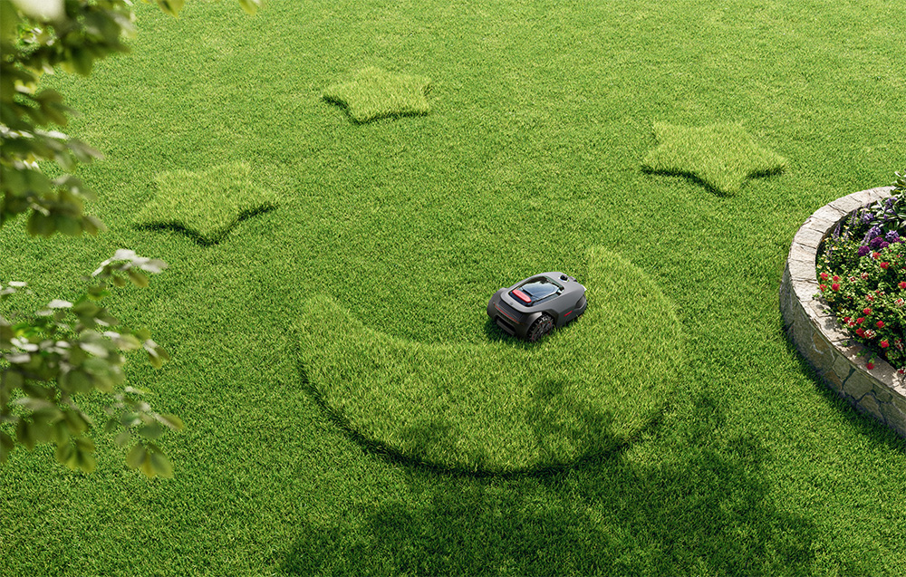 Robot koszący trawnik kształtuje trawę w gwiazdy i półksiężyc.
