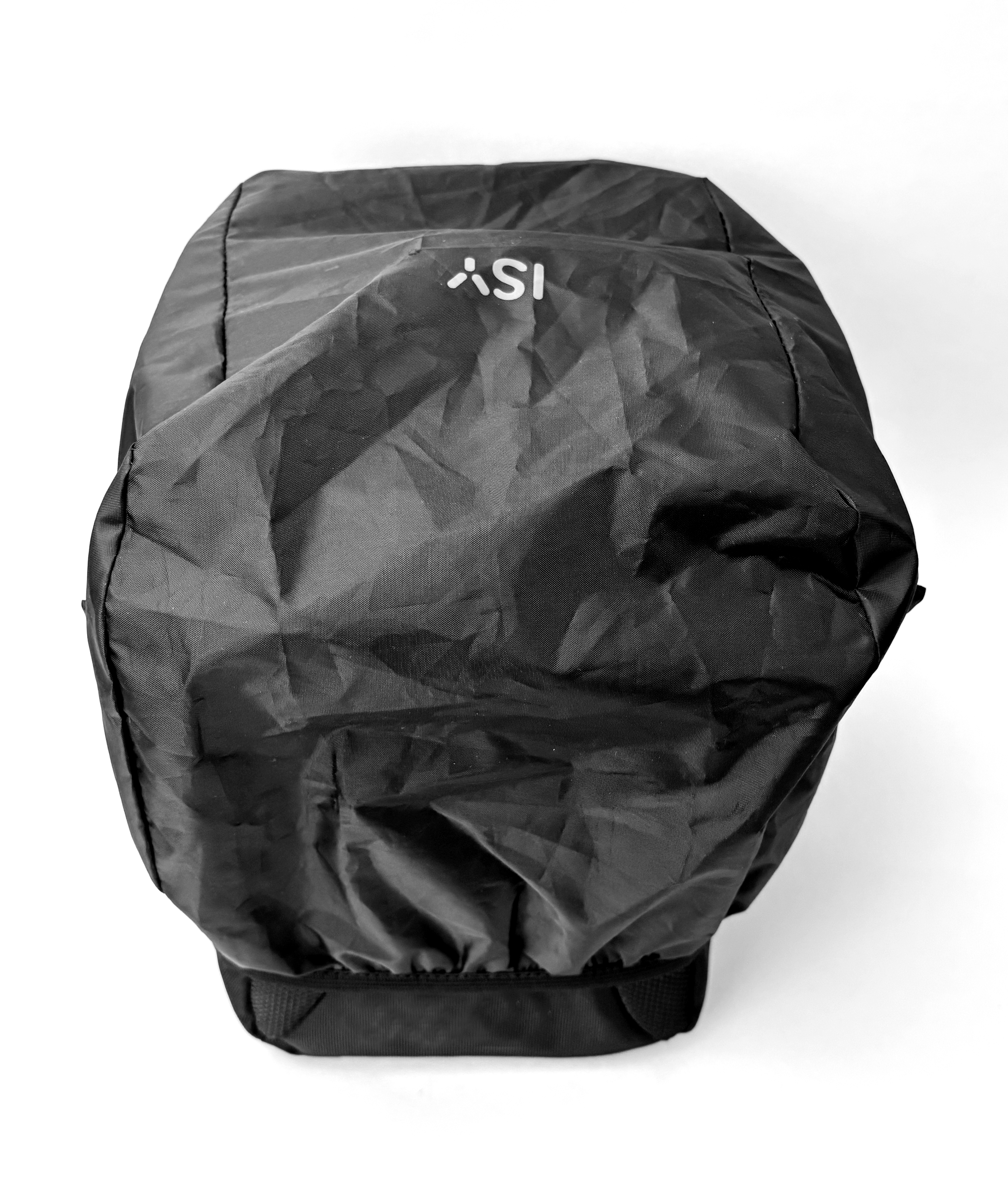 Ein schwarzer Rucksack mit einer dünnen Stoffhülle und weißem Logo.