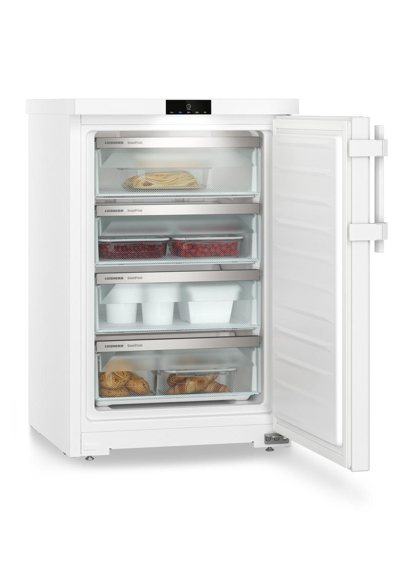 Ein weißer Kühlschrank mit offener Tür, gefüllt mit Lebensmitteln.