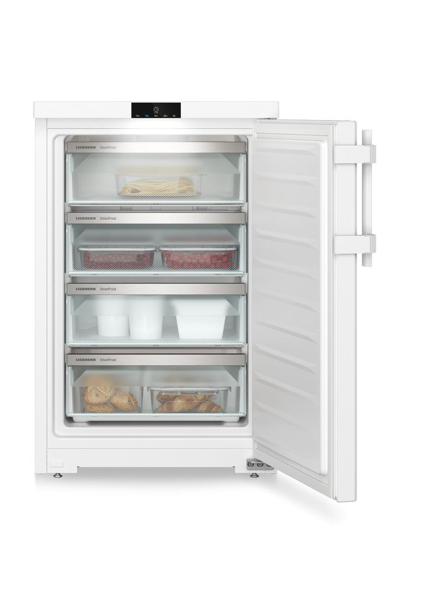 Ein weißer Kühlschrank mit geöffneter Tür. Unten sind Lebensmittel.