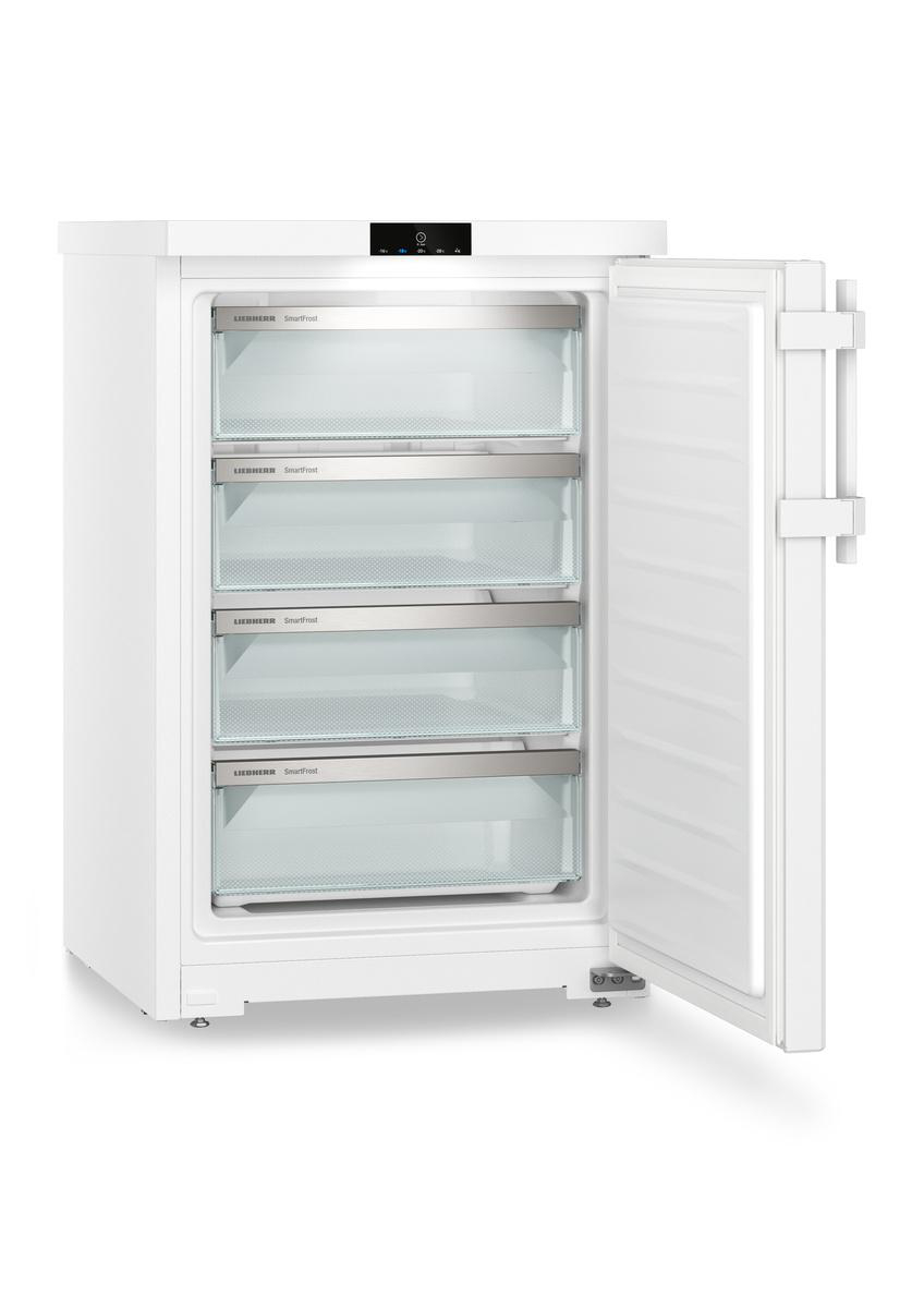 Ein weißer Gefrierschrank mit geöffneter Tür und vier transparenten Schubladen.