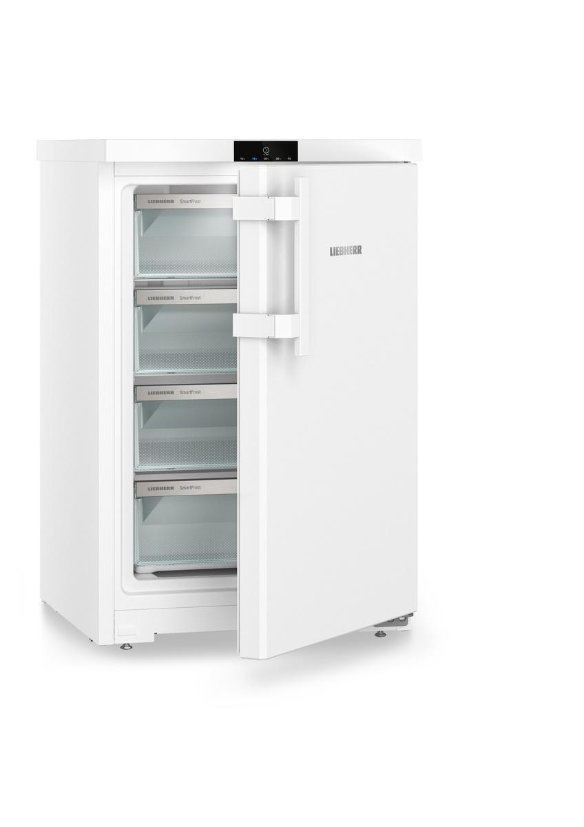 Ein weißer Kühlschrank mit offen stehender Tür und sichtbaren Schubladen innen.