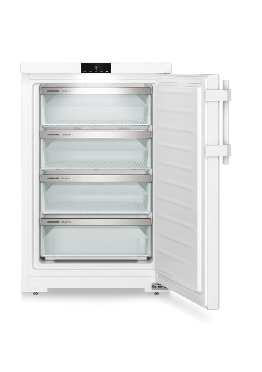 Ein weißer Gefrierschrank mit vier transparenten Schubladen und geöffneter Tür.