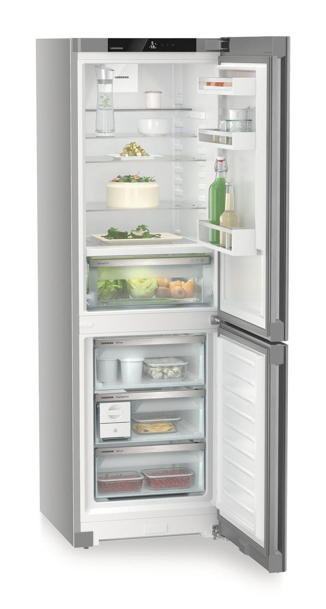 Offener Kühlschrank mit Lebensmitteln wie Gemüse, Obst und Behältern.