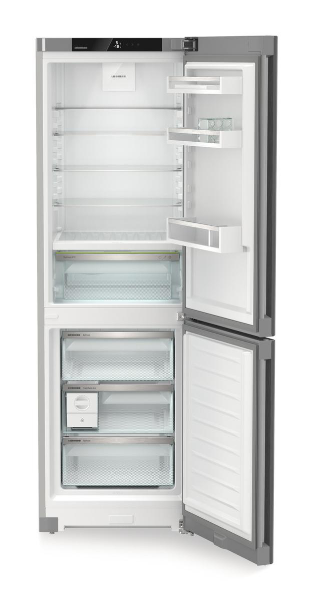 Ein offener, leerer Kühlschrank mit Gefrierfach und Glasböden.