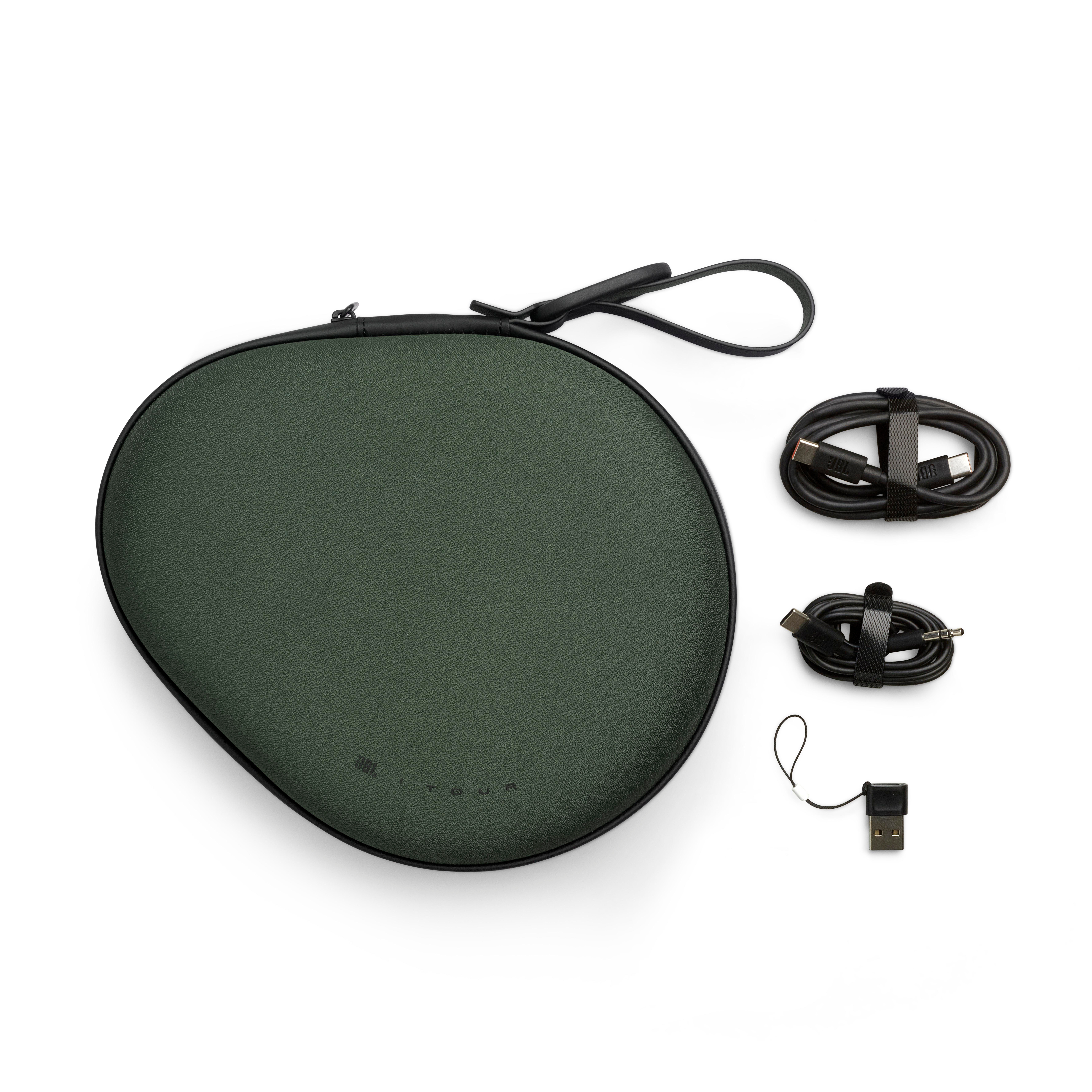 Dunkelgrüne Tasche mit Zubehör: Ladekabel, Audiokabel, USB-Adapter.