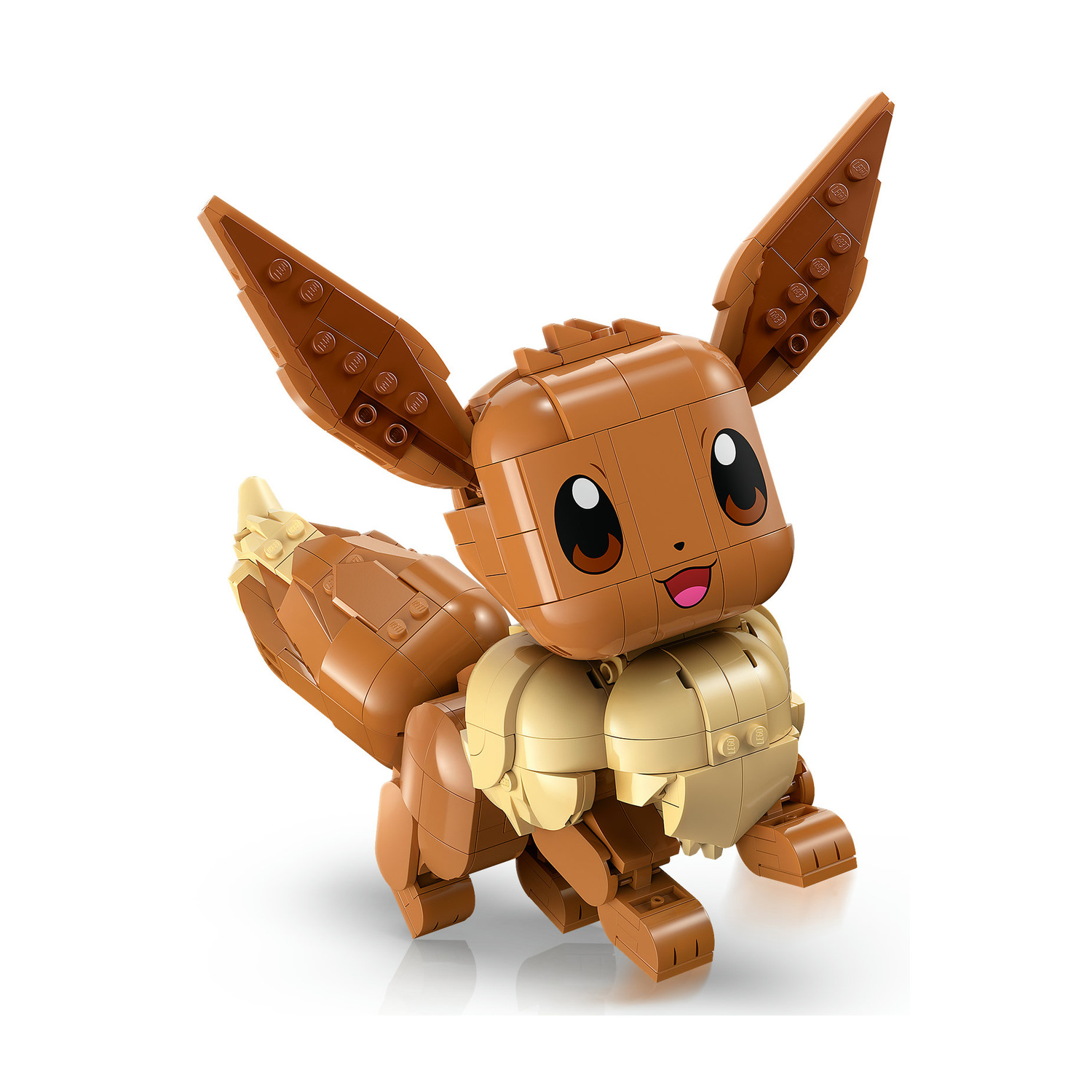 Un Eevee Lego marrone con grandi orecchie e coda folta si erge su sfondo bianco.