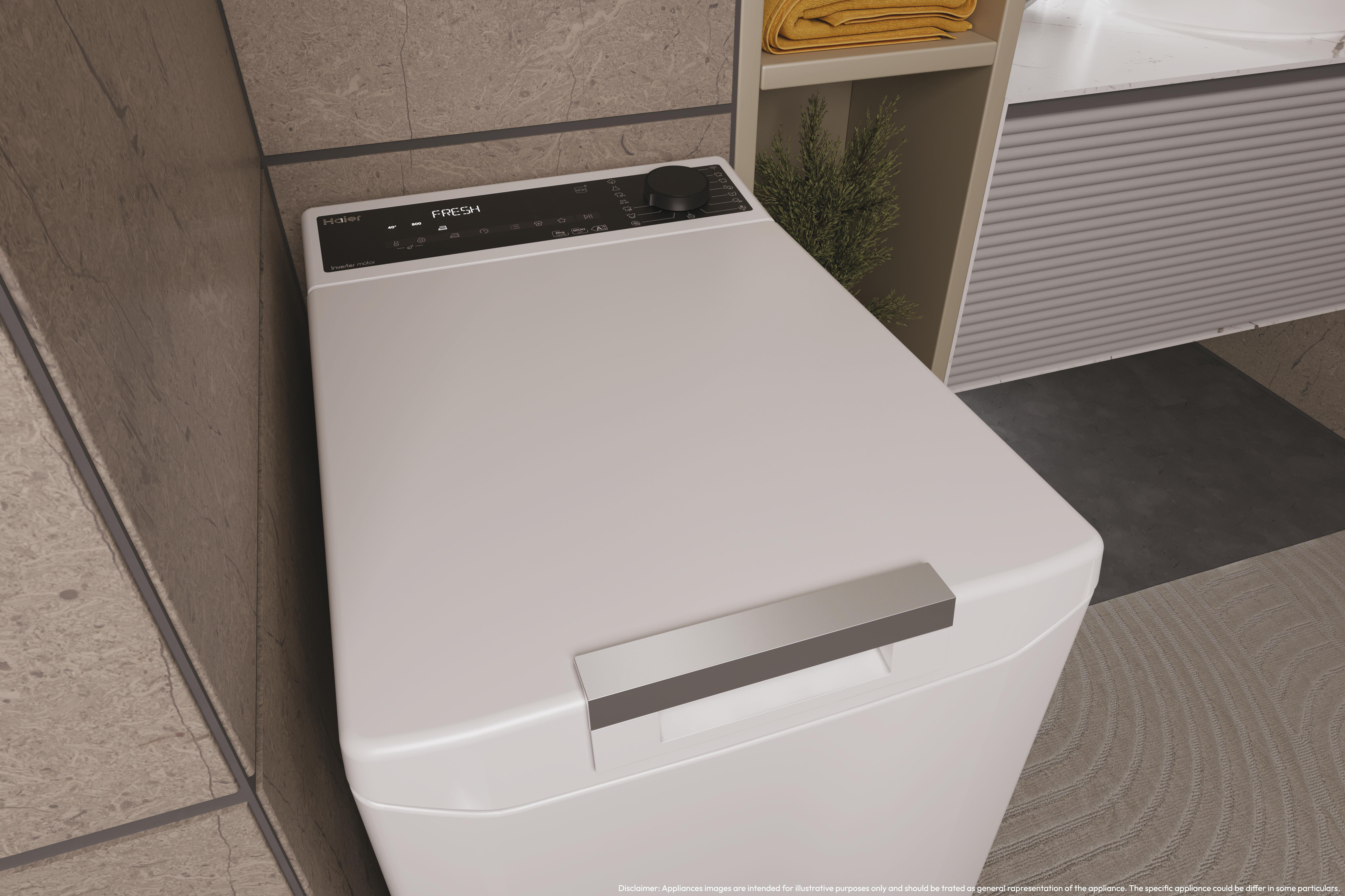 Eine weiße Haier-Waschmaschine mit schwarzem Bedienfeld steht neben gefliesten Wänden.