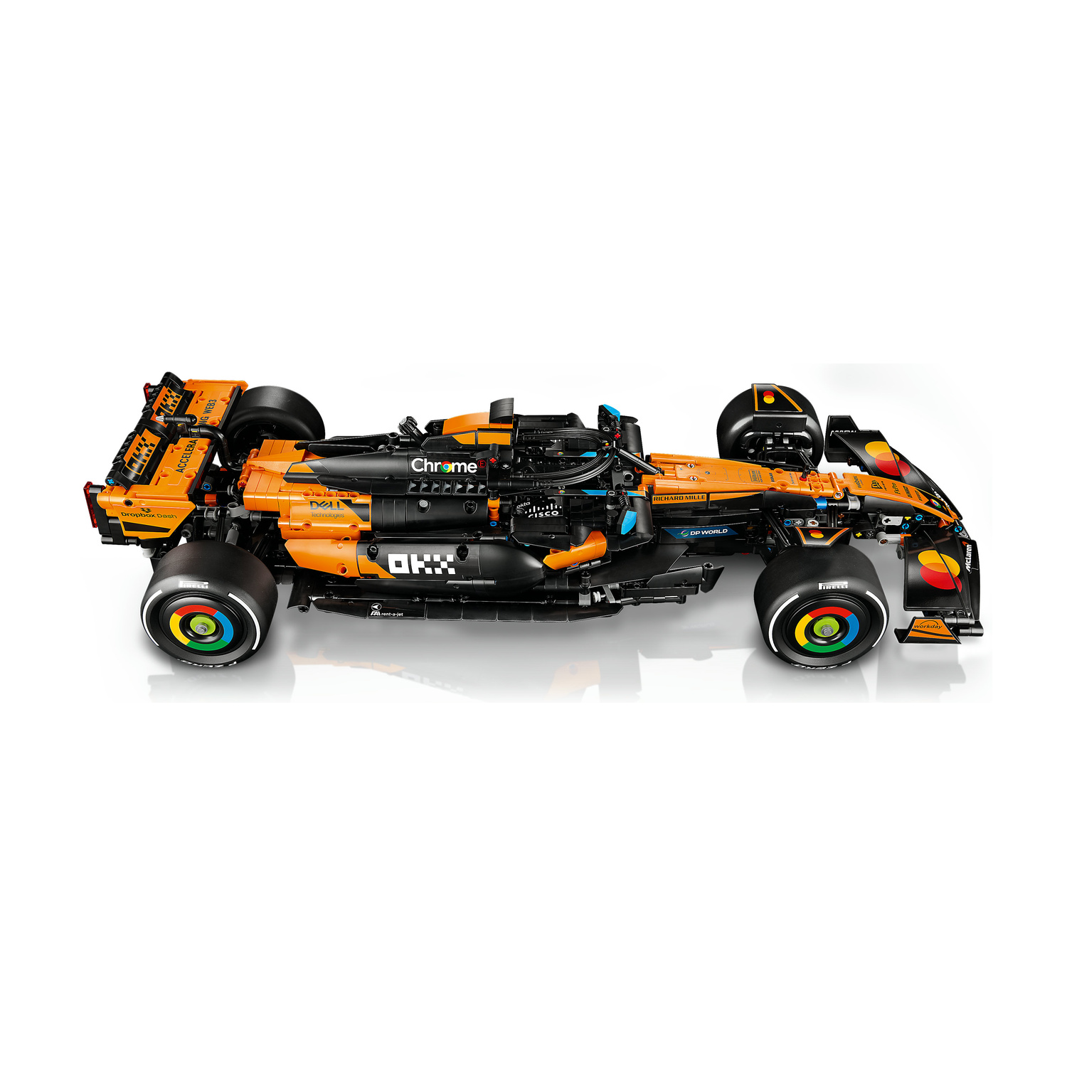 Auto Lego McLaren F1 arancione e nera con dettagli colorati sulle ruote.