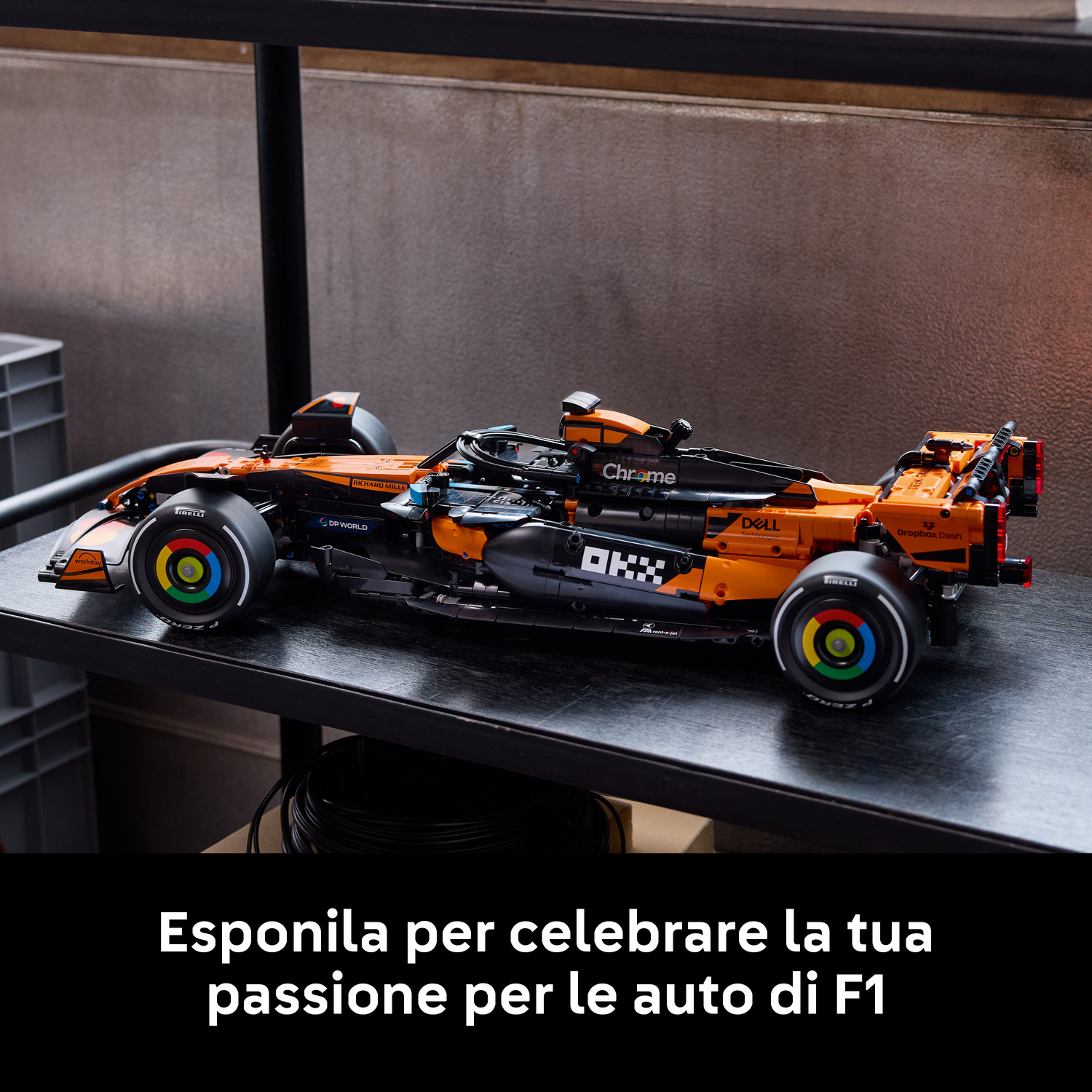Un'auto da corsa di Formula 1 arancione Lego si trova su uno scaffale.