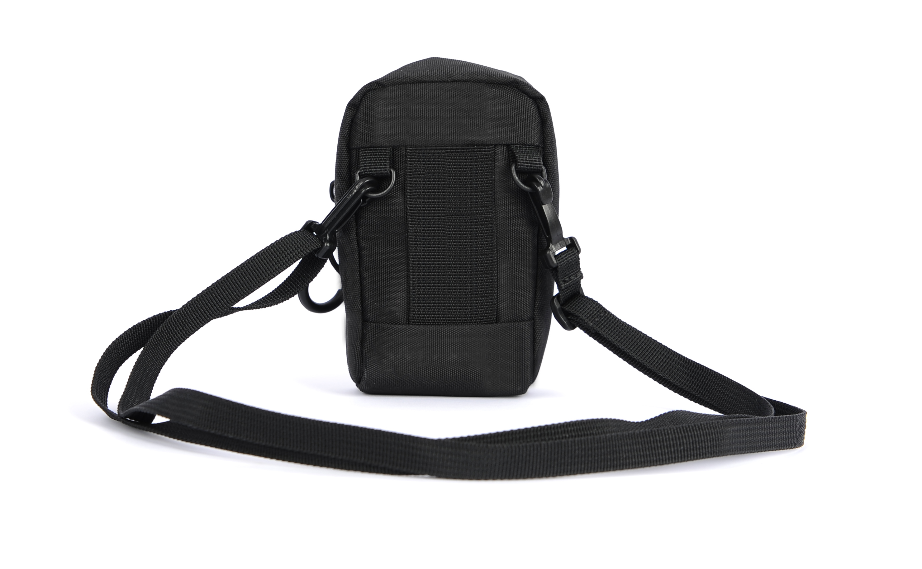 Eine schwarze kleine Tasche mit einem Riemen, auf weißem Hintergrund.