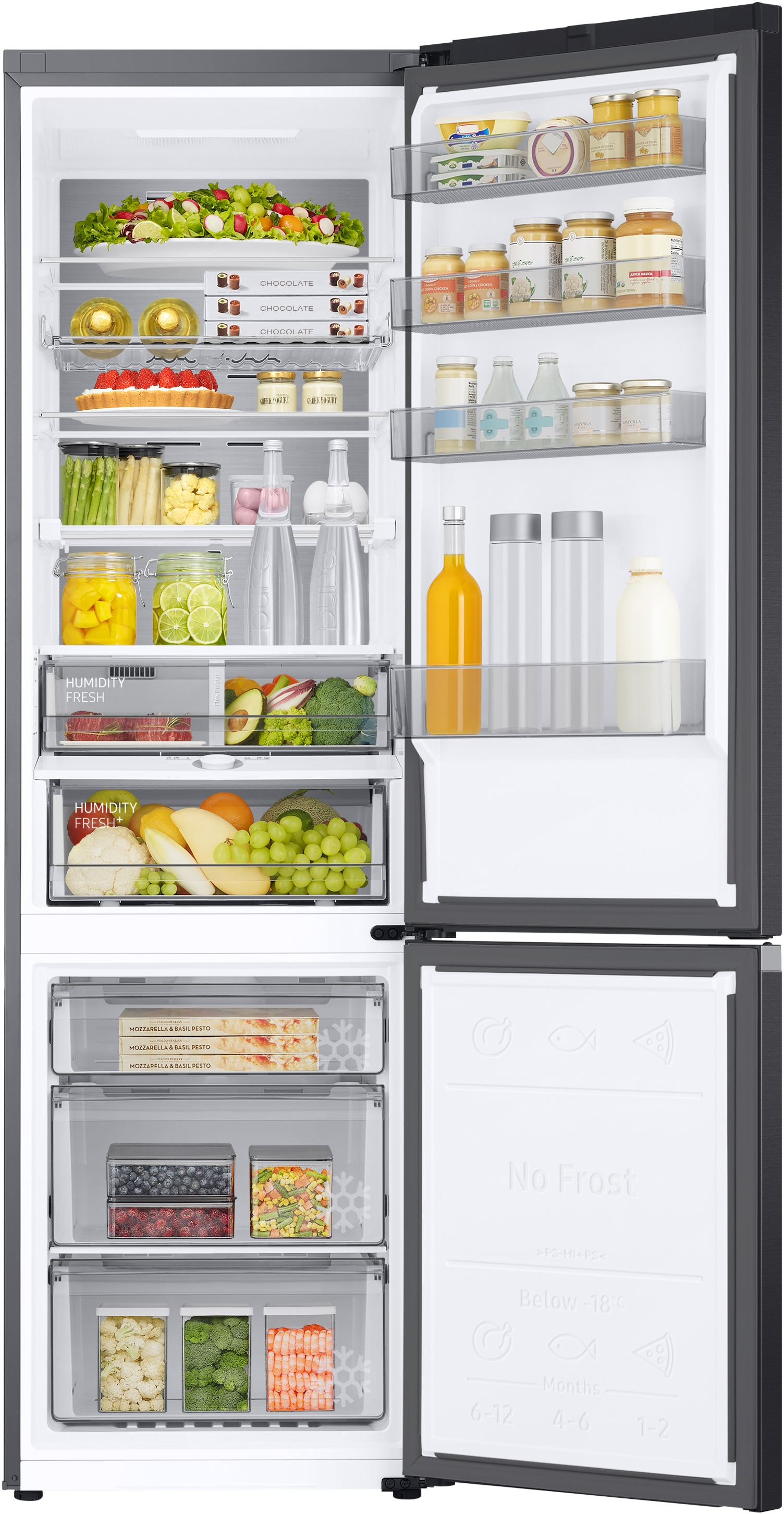 Offener Kühlschrank mit Obst, Gemüse, Joghurt, Schokolade und Getränken.