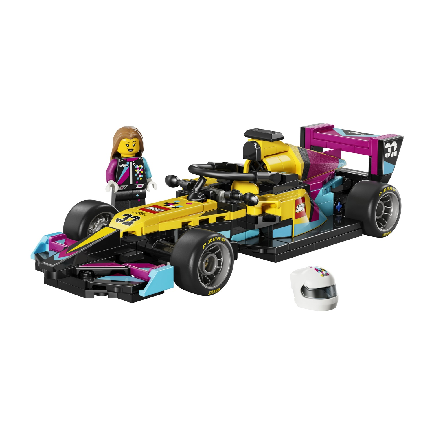 Un'auto da corsa Lego gialla con accenti turchesi e magenta accanto a una minifigure.