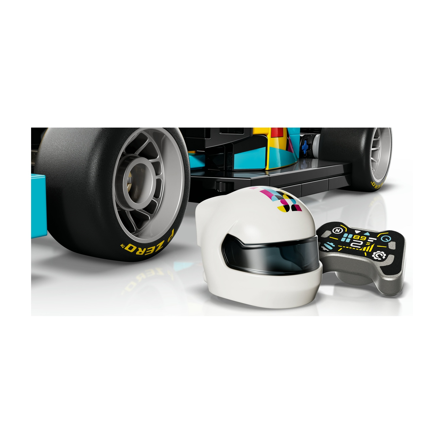 Un casco da corsa bianco e un controller sono posizionati davanti alla ruota e alla carrozzeria di un'auto da corsa colorata.