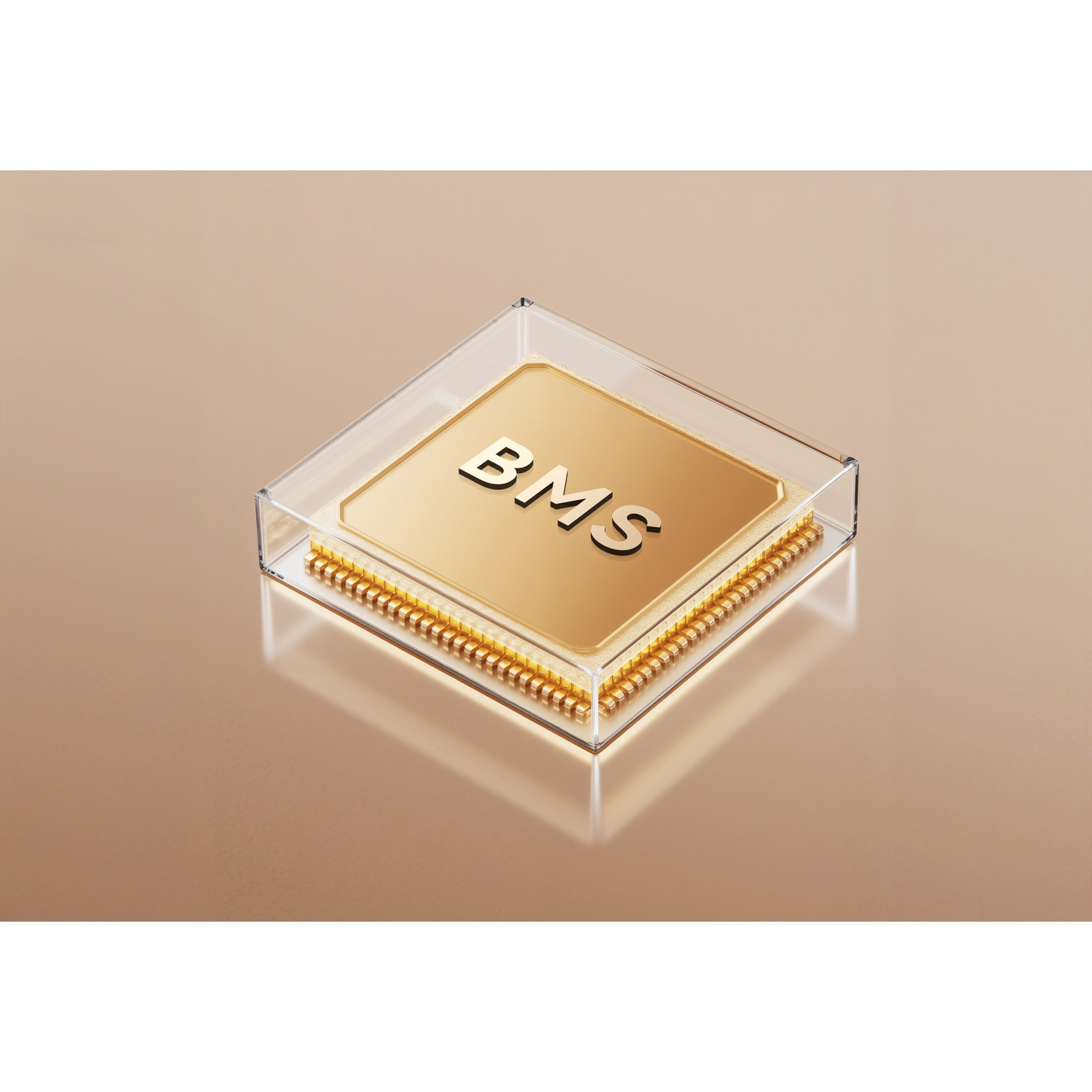 Een gouden BMS-chip in een doorzichtige behuizing staat op een reflecterend, lichtbruin oppervlak.