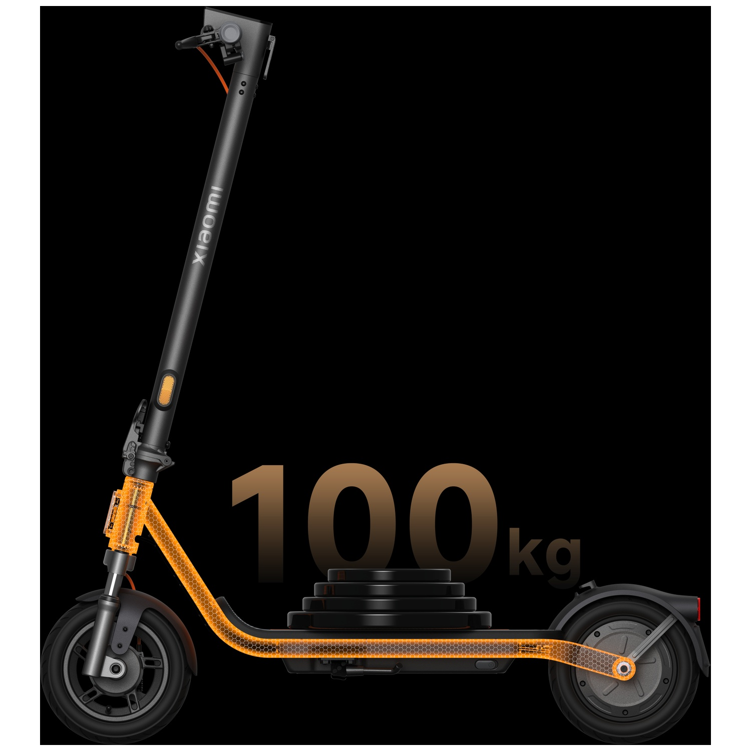 Zwarte e-scooter met Xiaomi-logo, 100kg-symbool en oranje honingraatstructuur.