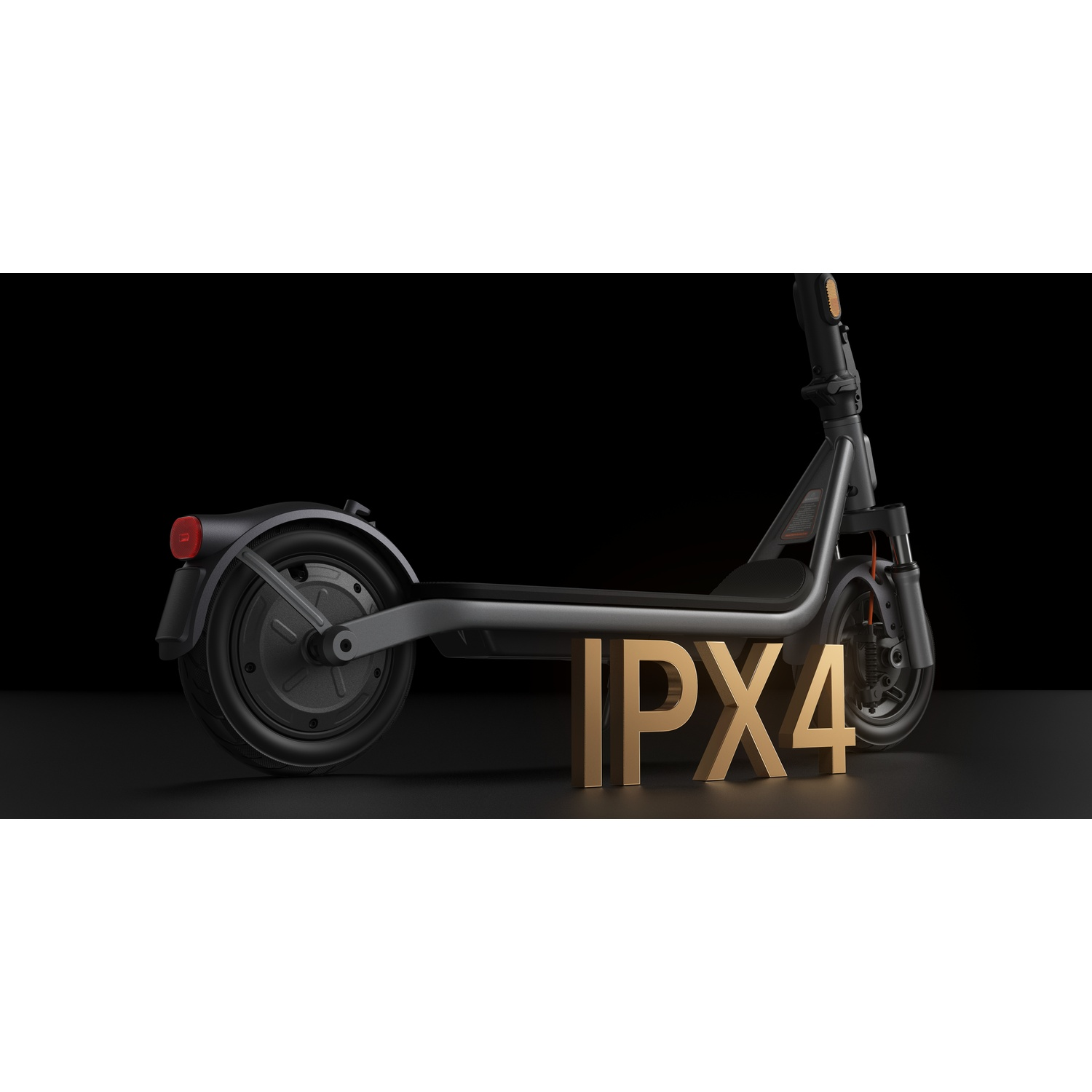 Een grijze elektrische scooter met gouden IPX4 letters ervoor.
