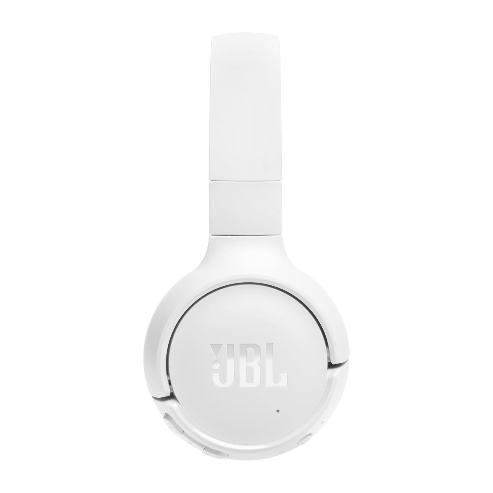 Weiße Kopfhörer mit JBL-Logo auf weißem Hintergrund.