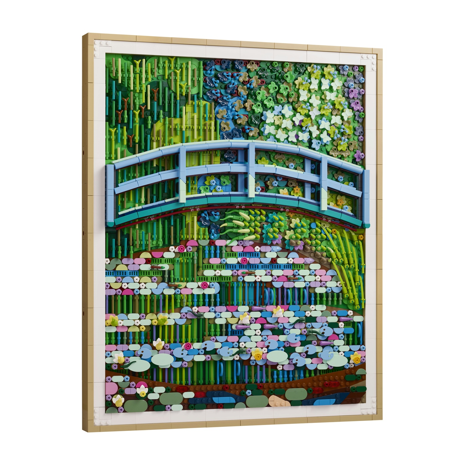 Un mosaico Lego di un ponte giapponese su uno stagno con ninfee e vegetazione lussureggiante.
