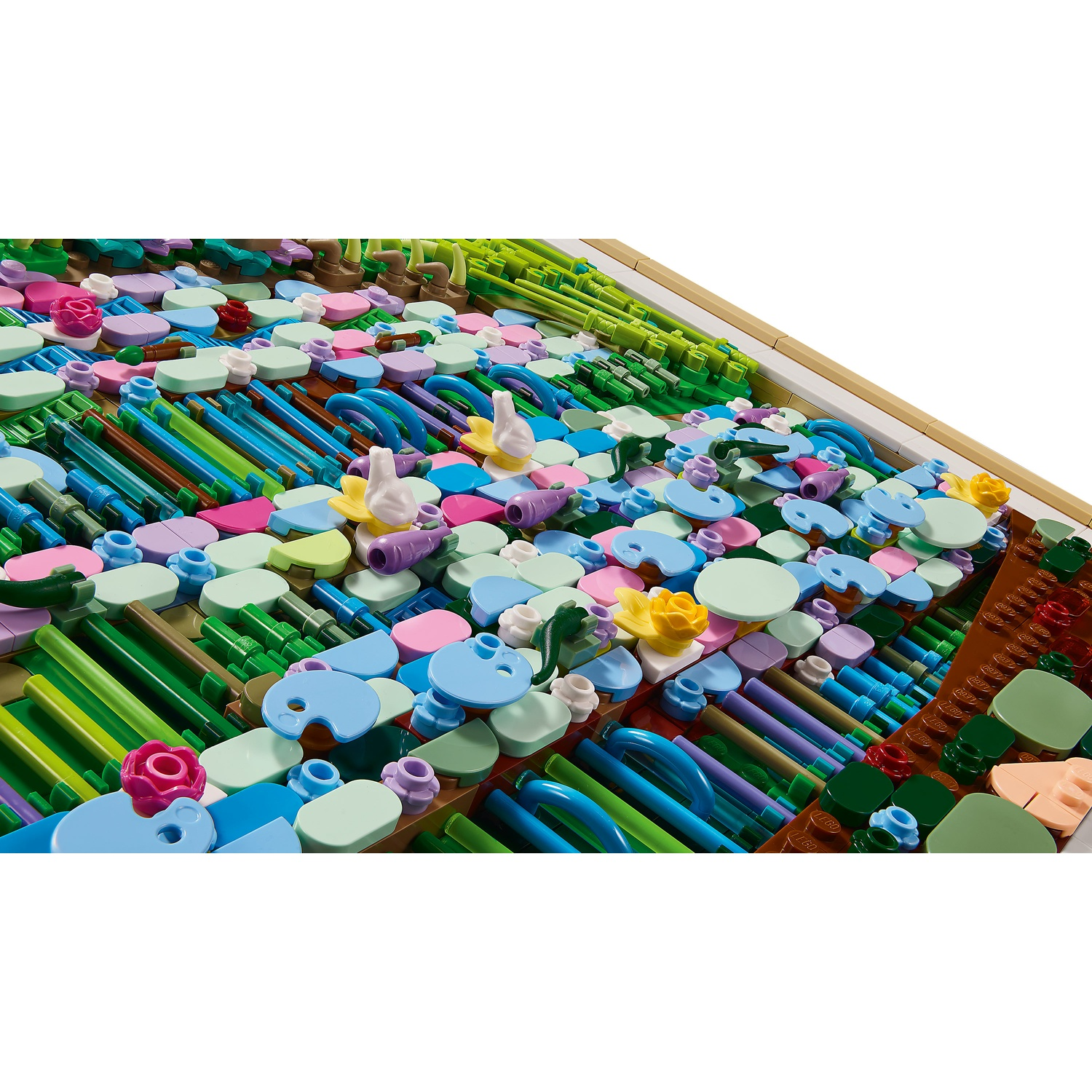 Mattoncini Lego colorati formano un paesaggio con fiori, bastoncini e foglie.